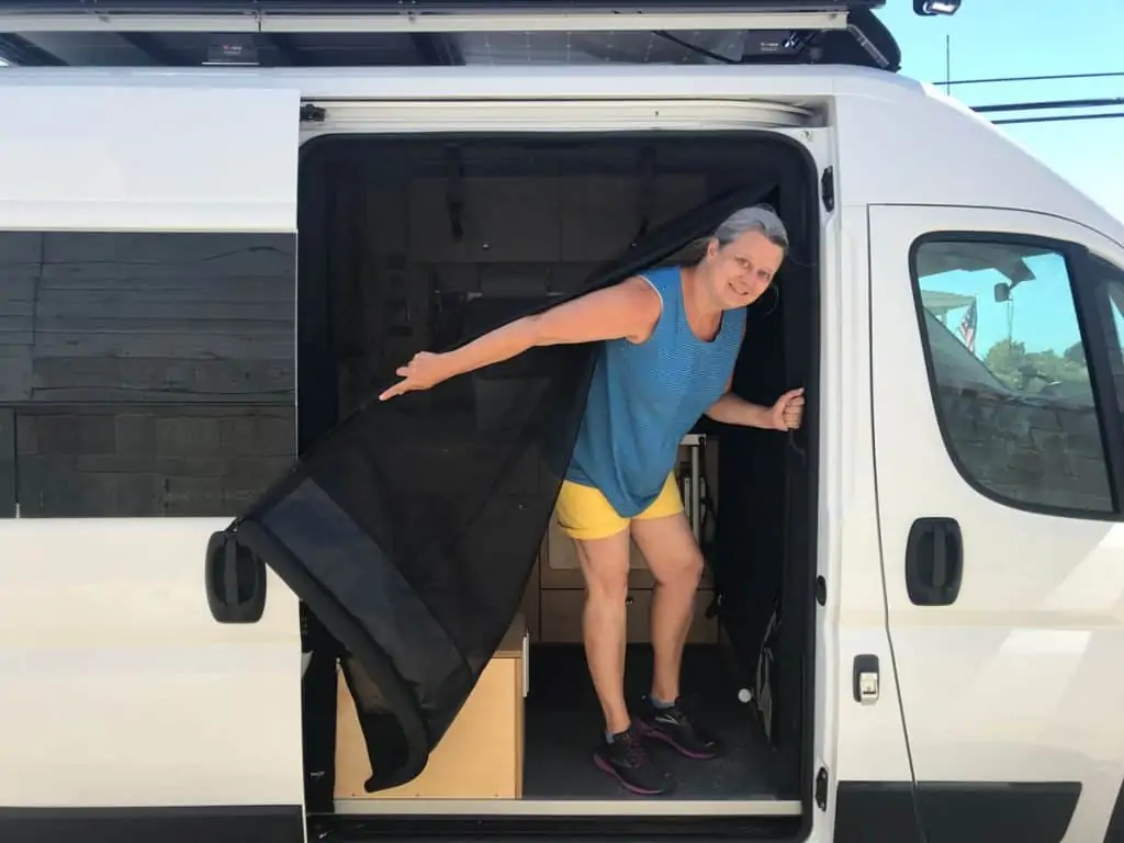 Side door screen - opening the magnetic attachment